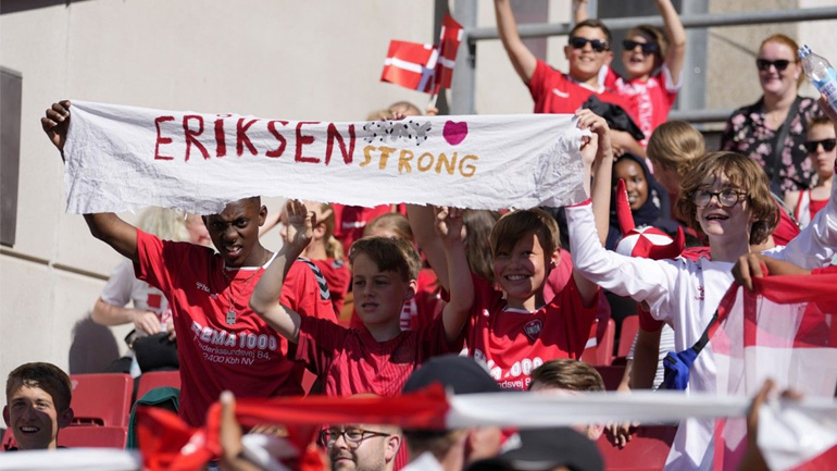 Standing ovation για τον Έρικσεν στο ματς Δανία-Βέλγιο