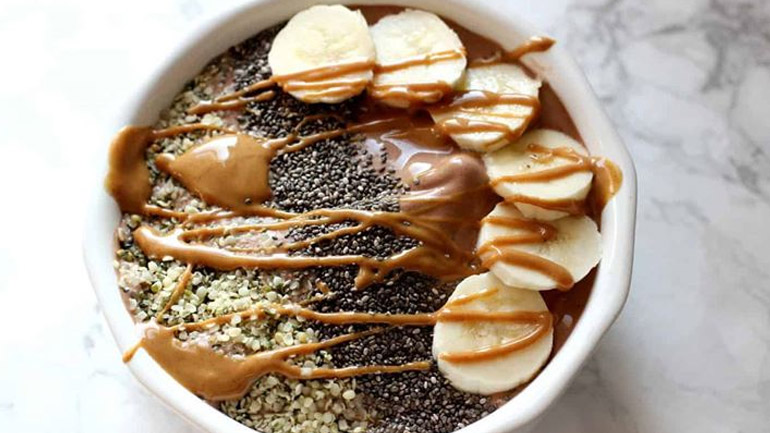 Smoothie bowl με φυστικοβούτυρο για να ξεκινήσετε την ημέρα σας με τον καλύτερο τρόπο!