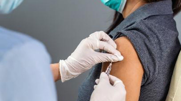 Επιτροπή Βιοηθικής: «Πράσινο φως» για υποχρεωτικό εμβολιασμό στους υγειονομικούς