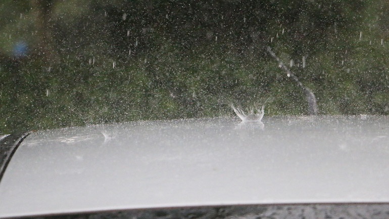 Καταρρακτώδης βροχή στον Διόνυσο – Διακοπές στην ηλεκτροδότηση