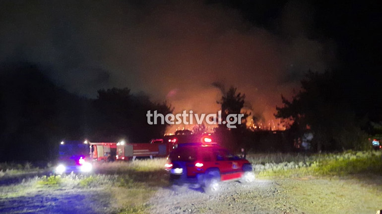 Θεσσαλονίκη: Φωτιά στο πρώην στρατόπεδο Καρατάσιου