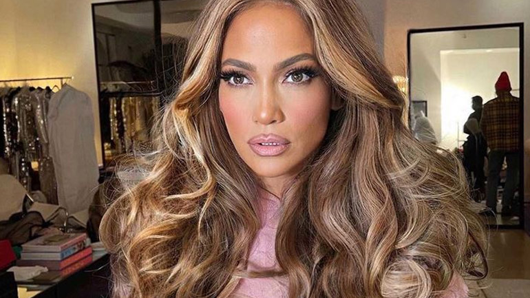Jennifer Lopez: Μας προτείνει το χρώμα του καλοκαιριού για τα νύχια μας