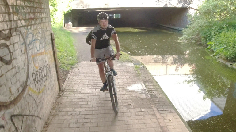 Δύο ποδηλάτες συγκρούονται κάτω από μια γέφυρα Δύο ποδηλάτες συγκρούονται κάτω από μια γέφυρα