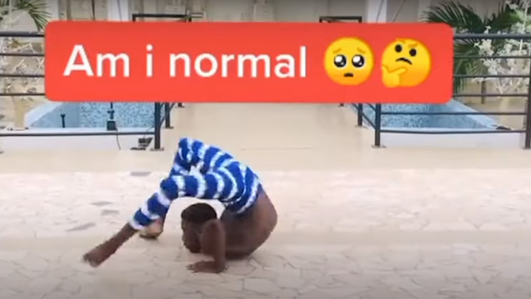 Άνδρας με εκπληκτική ευελιξία