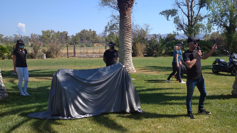 Μετά το πλούσιο πρωινό ο επικεφαλής της BMW Motorrad Hellas Γιάννης Δουλγερίδης και οι συνεργάτες του μας παρουσίασαν τη M1000RR!