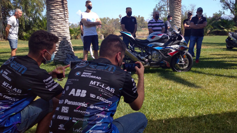 Οι μηχανικοί της ομάδας REM παίρνουν ιδέες από την M1000RR με φόντο το βαρύ πυροβολικό των dealers της BMW.