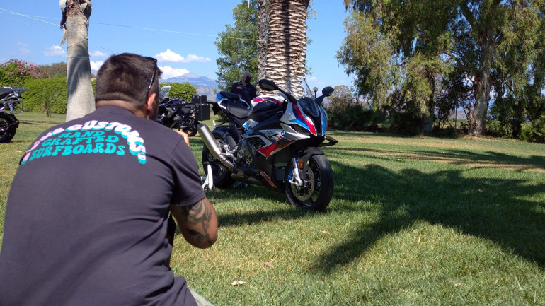 Μέσα σε όλα και πάντα με επαγγελματισμό ο Γιάννος Κατσίμπαρος απολαμβάνει την M1000RR.