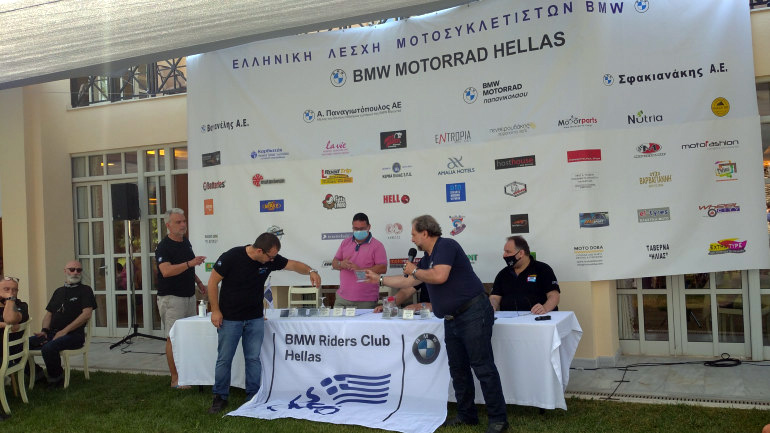 Ακολούθησαν οι βραβεύσεις της Λέσχης με πολλά πειράγματα και πλούσια δώρα!