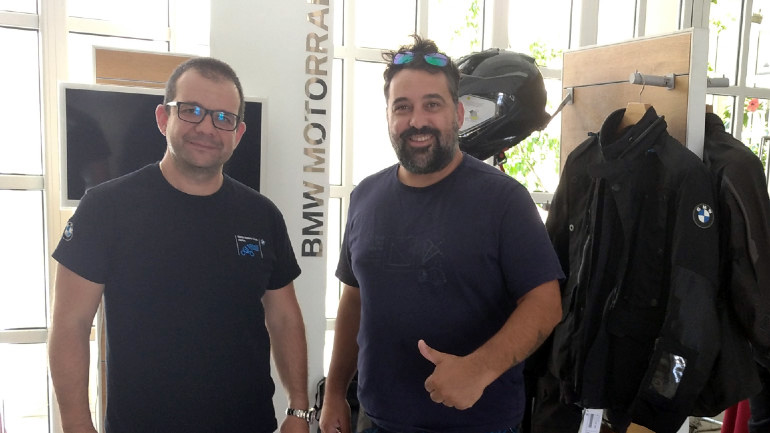 Ξεκάθαρα η ψυχή της εκδήλωσης. Ο Ταμίας του BMW Riders Club Παναγιώτης Κυριαζής, ο οποίος μας ξενάγησε και στο ταξίδι του Κωνσταντίνου Μητσάκη Στη Χιροσίμα.