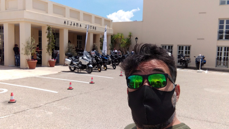 Άφιξη στο Hotel Amalia στο Ναύπλιο με τις πρώτες BMW να είναι ήδη σταθμευμένες στο πάρκινγκ.