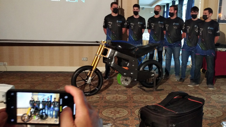 Πρώτη παρουσίαση της ημέρας ήταν της ομάδας REM και της ηλεκτρική Hyperion! Φοιτητές εν δράση.