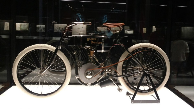 Αυτή είναι η One του 1905, η πρώτη Harley Davidson με κινητήρα.