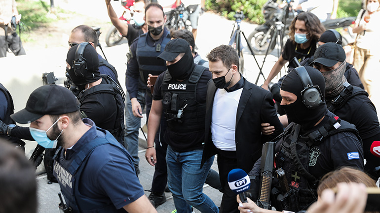 Με χειροπέδες και αλεξίσφαιρο ο πιλότος στον εισαγγελέα Με χειροπέδες και αλεξίσφαιρο ο πιλότος στον εισαγγελέα