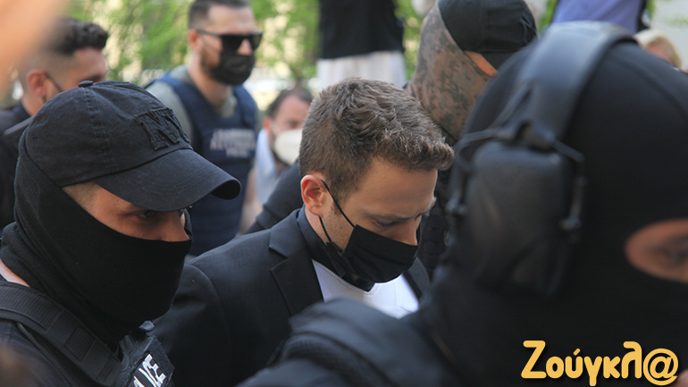 Στα δικαστήρια με αλεξίσφαιρο γιλέκο ο δολοφόνος της Καρολάιν