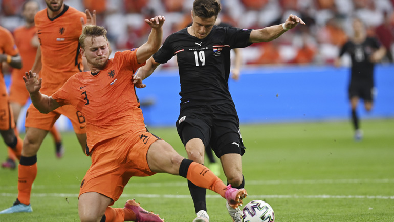 Φαν Μπάστεν: «Ο Ντε Λιχτ πήγε στην Ιταλία για να μάθει πώς να αμύνεται»