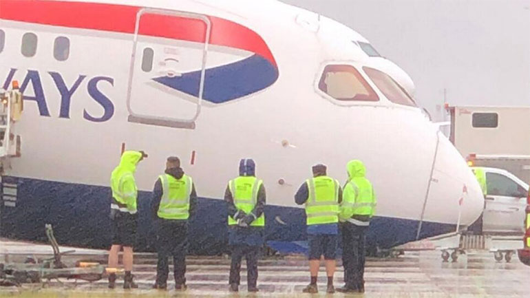 Πανικός στο Heathrow – «Κατέρρευσε» η μύτη αεροπλάνου της British Airways