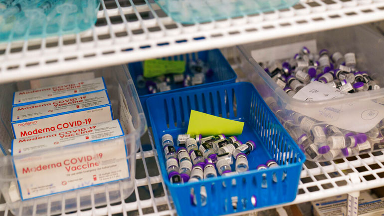 ΗΠΑ: Παρέδωσαν 1 εκατ. δόσεις εμβολίου κατά της Covid-19 στον Καναδά