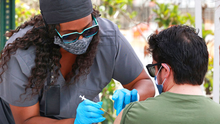 Βρυξέλλες: Ξεκίνησε ο εμβολιασμός για τους νέους ηλικίας 18 ετών και άνω