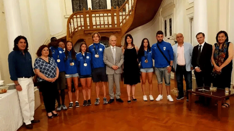 O Έλληνας πρέσβης και η Ε.Κ.Κ υποδέχθηκαν την Ελληνική ομάδα μοντέρνου πένταθλου με μελωδίες της σοπράνο Αν. Ζαννή