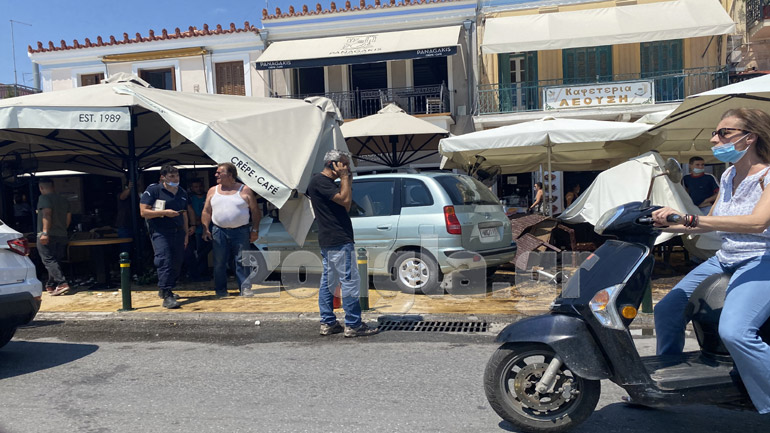 Αυτοκίνητο “καρφώθηκε” μέσα σε καφετέρια στην Αιγίνα!