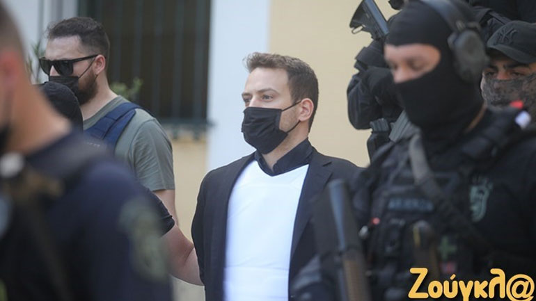 Ο αδερφός του πιλότου στο πλευρό της μητέρας της Καρολάιν