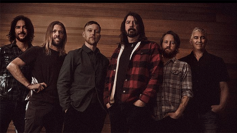 Διαμαρτυρία αντιεμβολιαστών στην πρώτη συναυλία των Foo Fighters