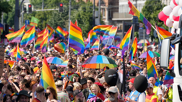 Πολωνία: «Το ουράνιο τόξο δεν πειράζει κανέναν»: Πορεία της Ισότητας στη Βαρσοβία