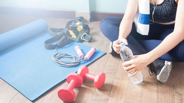 Πόσο συχνά πρέπει να πίνεις νερό όταν αθλείσαι