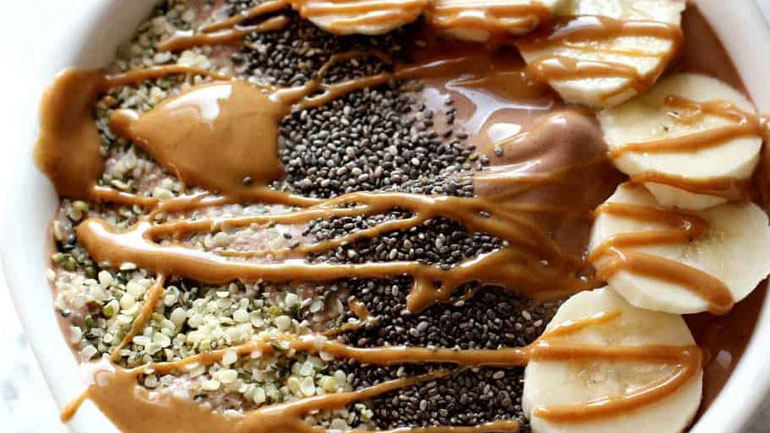 Smoothie bowl με φυστικοβούτυρο για να ξεκινήσετε την ημέρα σας με τον καλύτερο τρόπο