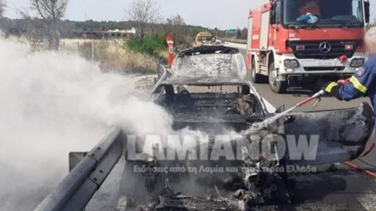 Φθιώτιδα : Σπορ αυτοκίνητο κάηκε ολοσχερώς – Καλά στην υγεία τους οι δύο επιβαίνοντες