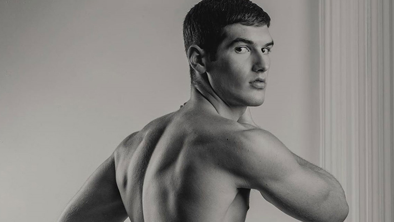 Ο Αιμιλιάνο Μάρκου περπάτησε σε επίδειξη μόδας των Dolce & Gabbana