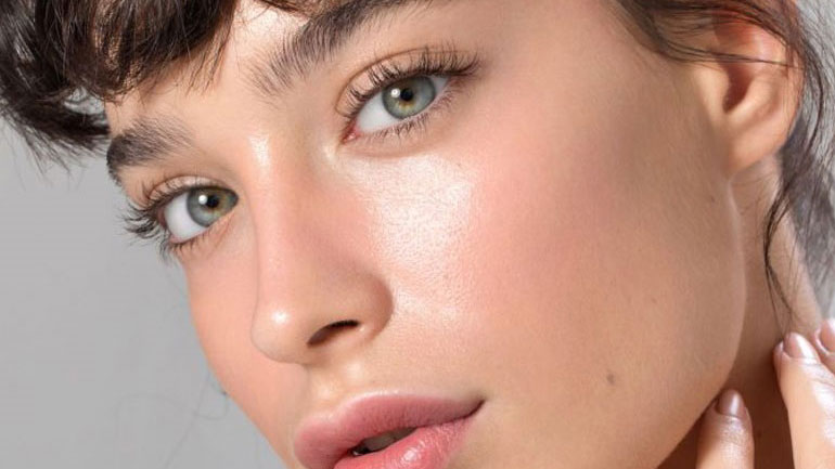 Μπορούμε να χρησιμοποιούμε τη βιταμίνη C στο δέρμα μας το καλοκαίρι; Τι λένε οι ειδικοί