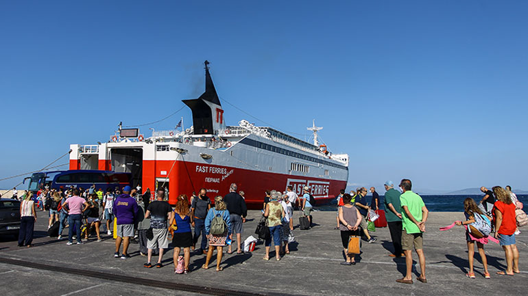 Στο λιμάνι της Ραφήνας επιστρέφει το υδροπτέρυγo «flying cat 3» λόγω βλάβης