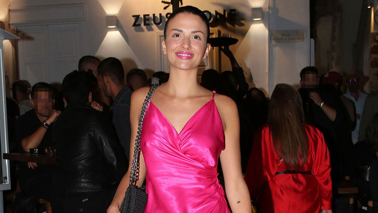 Κατερίνα Λιόλιου: Λαμπερή εμφάνιση στα Ματογιάννια της Μυκόνου