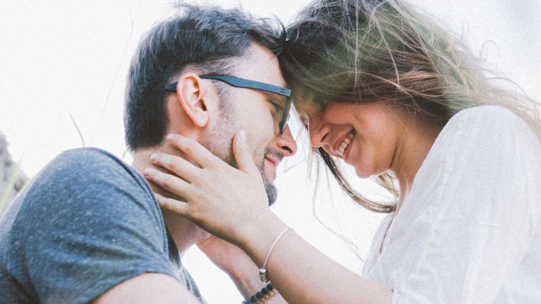 Πώς θα καταλάβετε εάν βλέπετε ανταγωνιστικά τον σύντροφό σας