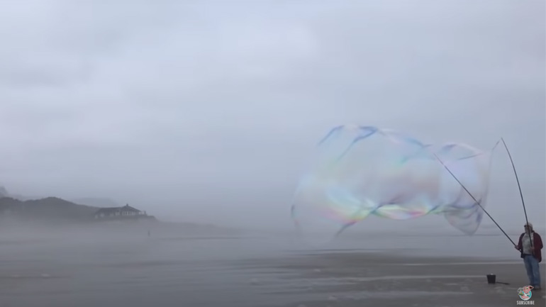 Tεράστια φούσκα σε μια παραλία