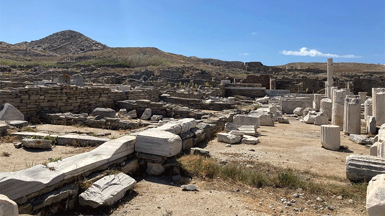 Ο Νίκος Διαμαντής φωτίζει εκ νέου τον ιερό τόπο της Δήλου με ένα θεατρικό ορατόριο για την ελπίδα και την καρτερία