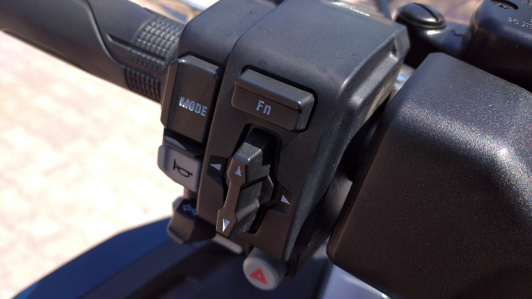 Από εδώ γίνεται ο έλεγχος των πληροφοριών και των συστημάτων της μοτοσικλέτας.