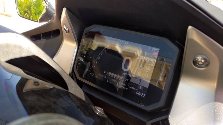 Η TFT οθόνη σε κερδίζει με τις πλούσιες πληροφορίες και την εύκολη προσβασιμότητα.