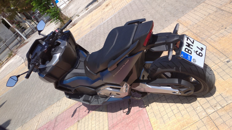 Άνετη σέλα τόσο για τον οδηγό όσο και για τον συνεπιβάτη.