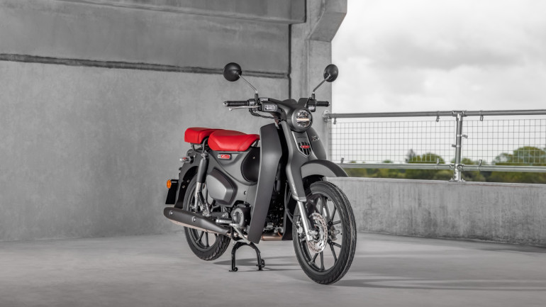 Φρεσκάρισμα και στο Super Cub το οποίο απέκτησε θέση συνεπιβάτη.