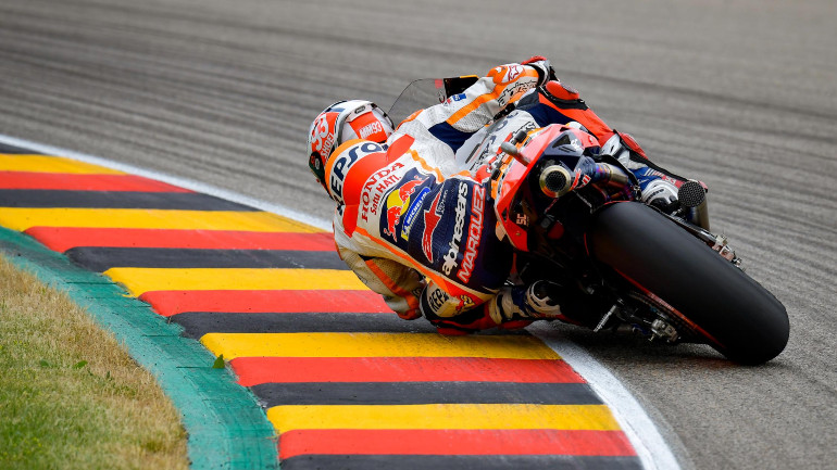 Όταν ξεκίνησε να ψιχαλίζει, εκείνος άνοιξε το γκάζι ακόμα περισσότερο!