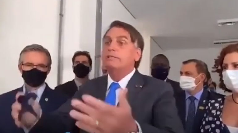Ο Μπολσονάρου έχασε την ψυχραιμία του: «Σκάσε, είστε απατεώνες» είπε σε δημοσιογράφο