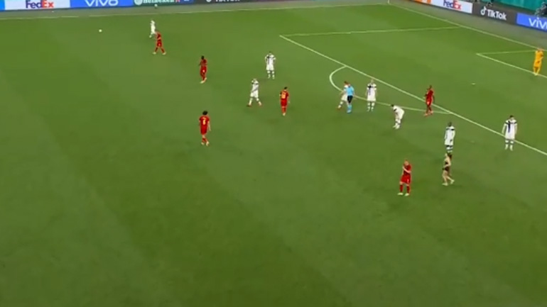 Φινλανδία-Βέλγιο: Γυναίκα εισήλθε στον αγωνιστικό χώρο κατά τη διάρκεια του αγώνα!