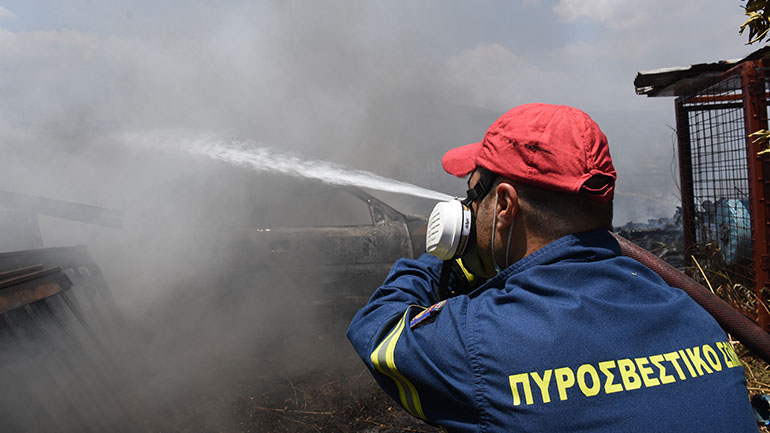 Φωτιά στις Γούβες Ηρακλείου – Επιχειρούν 25 πυροσβέστες