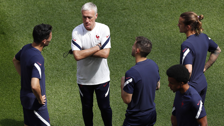 Γαλλία: Τρεις αλλαγές ετοιμάζει ο Ντεσάμπ