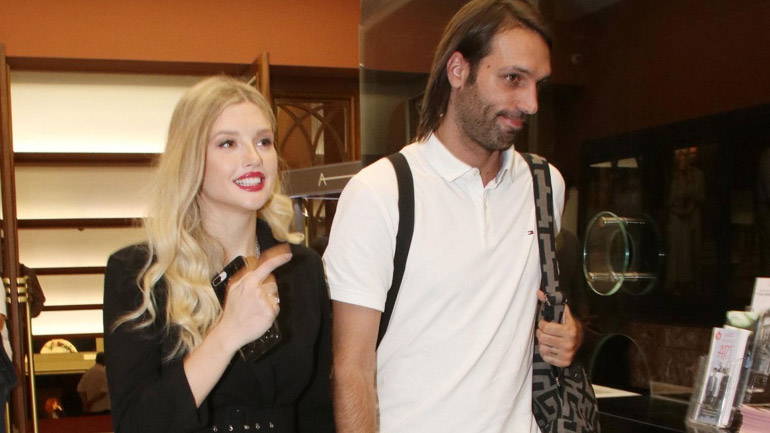 Ο Γιώργος Σαμαράς ποζάρει αγκαλιά με την νεογέννητη κόρη του