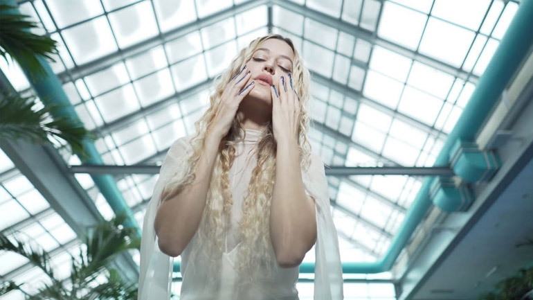 Ιωάννα Γκίκα: Το who is who της τραγουδίστριας που εμφανίστηκε στο show του Dior