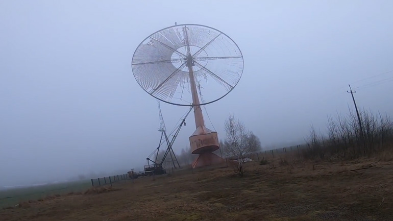 Basejump από μια παλιά ανεμογεννήτρια ύψους 50 μέτρων