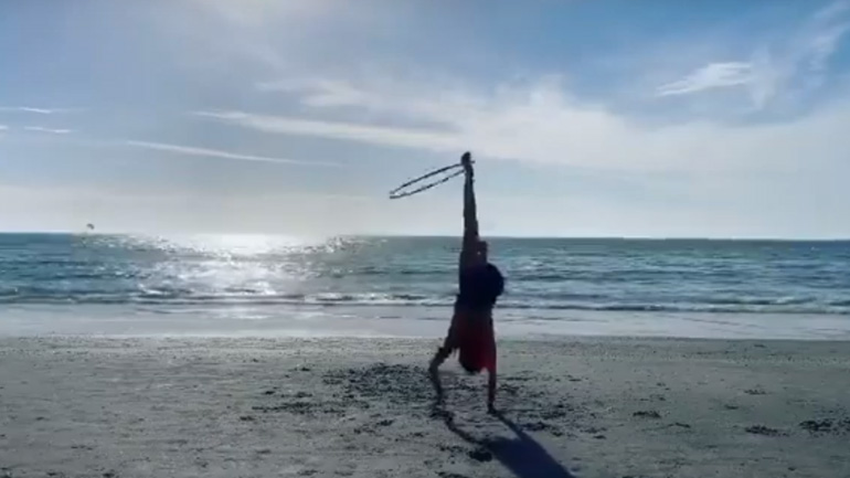 Χούλα χουπ στην παραλία